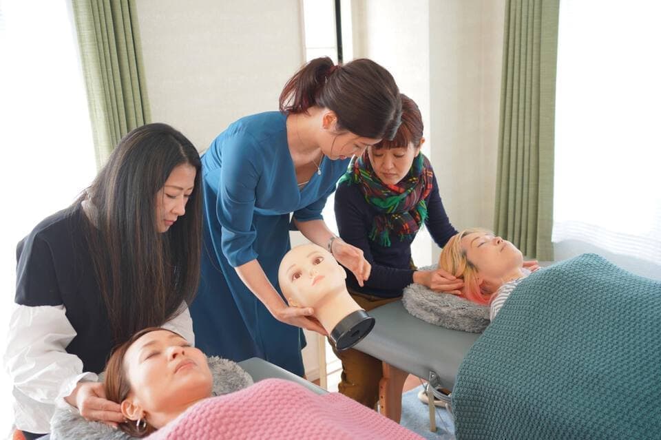 マネキンを使いながらアクセスバーズの方法を学びます。