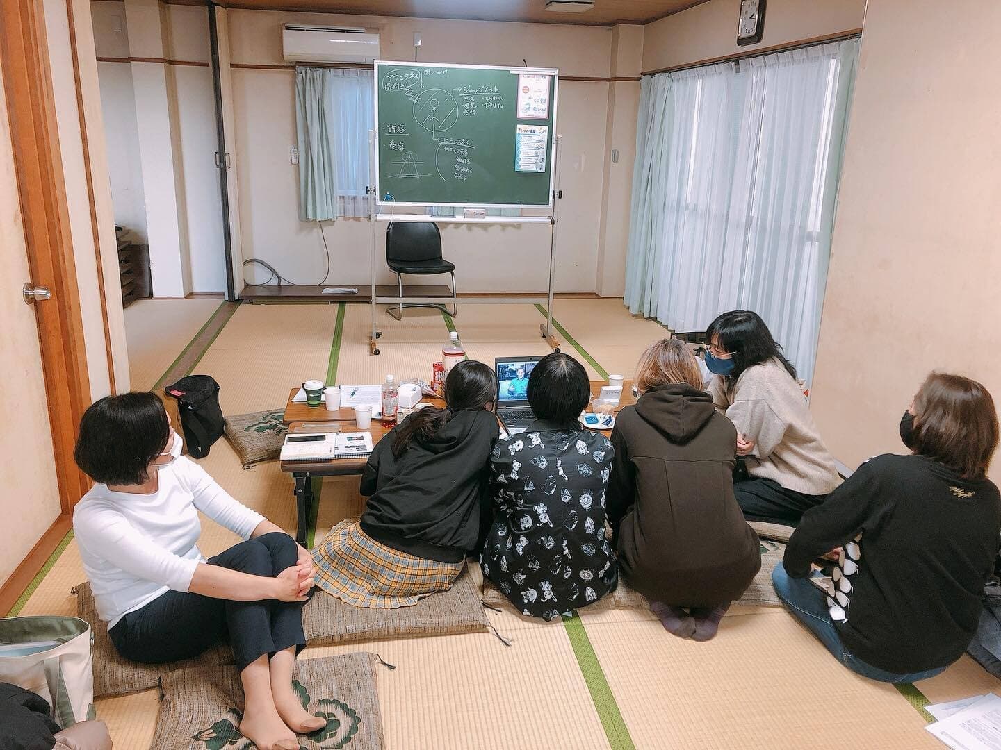 リラックスしながらアクセスバーズの座学をしている風景