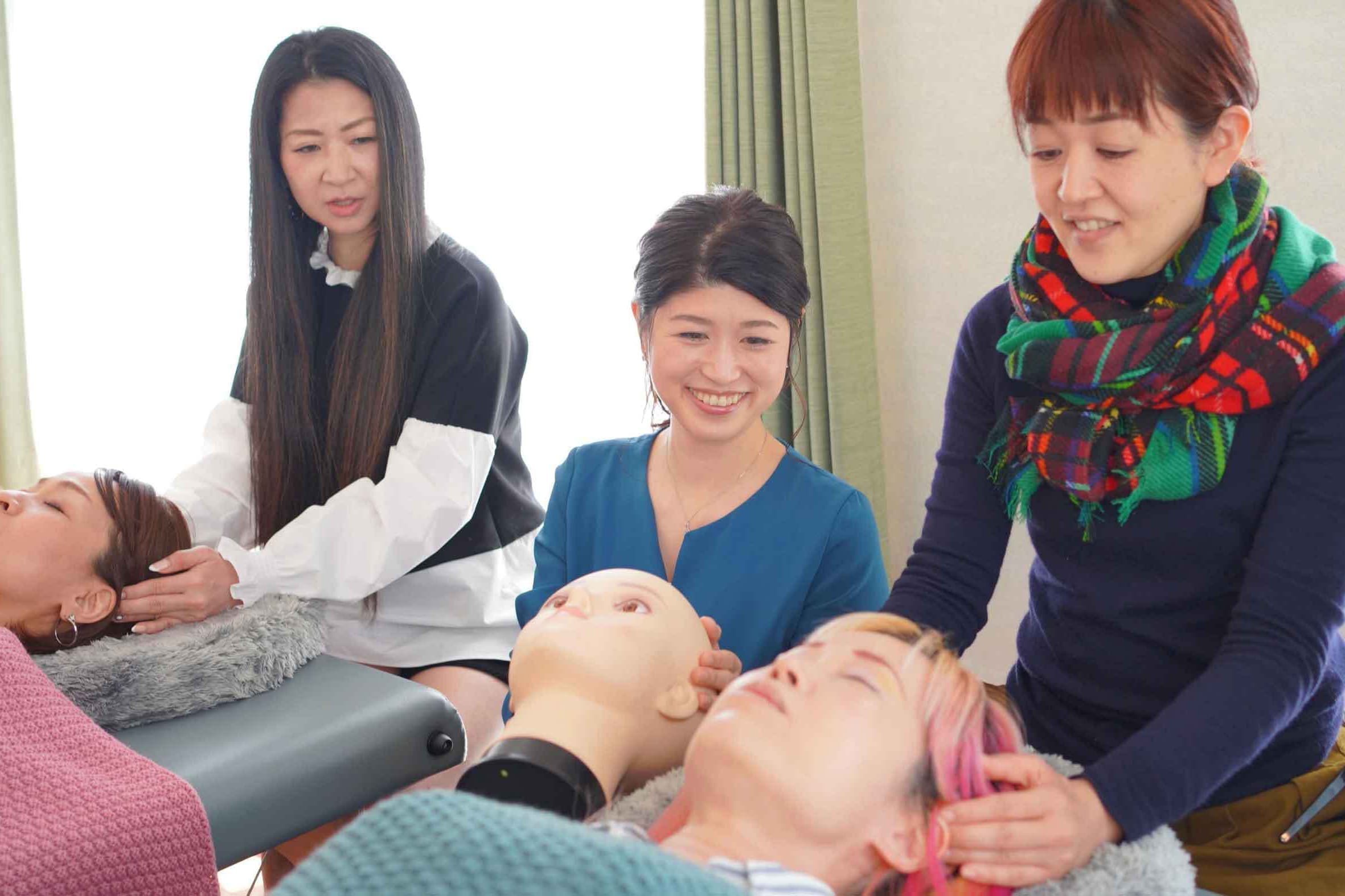 アクセスバーズ講座で教えている画像