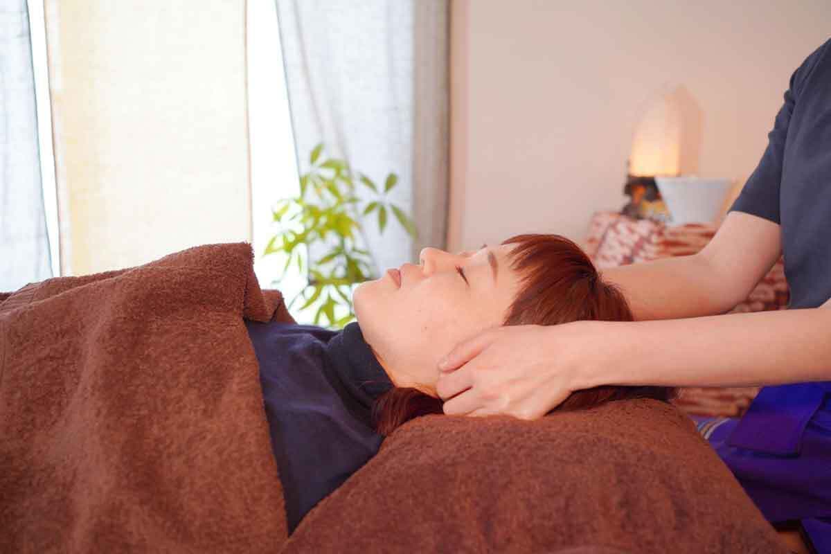 アクセスバーズ講座で施術中の画像